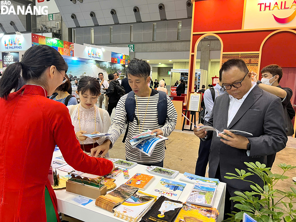 Tourism businesses in Japan visit and learn about information at the Da Nang booth. Photo: the Da Nang Tourism Promotion Cente