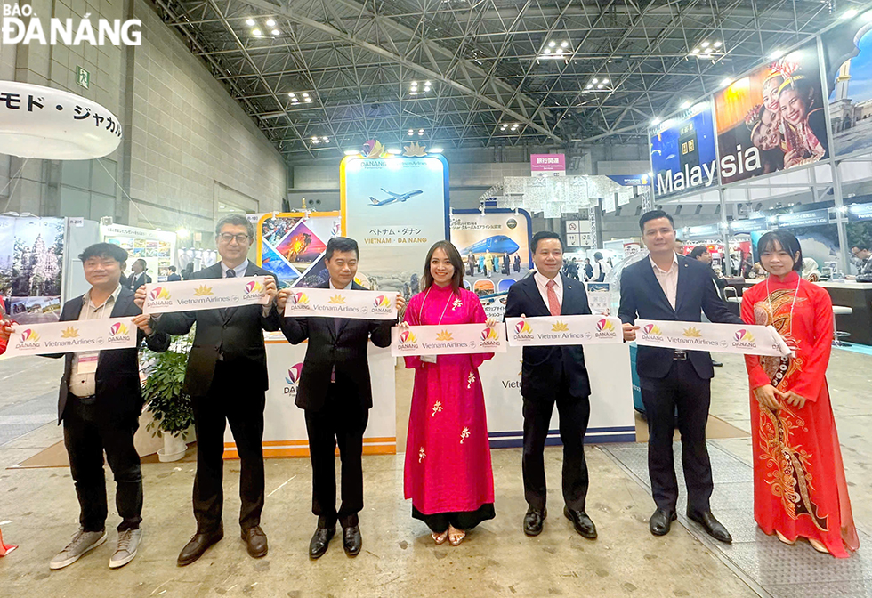 Deputy Director of the Da Nang Department of Tourism Nguyen Thi Hoai An (middle) and delegates cut the ribbon to open the booth at the fair. Photo: The Da Nang Tourism Promotion Centre.