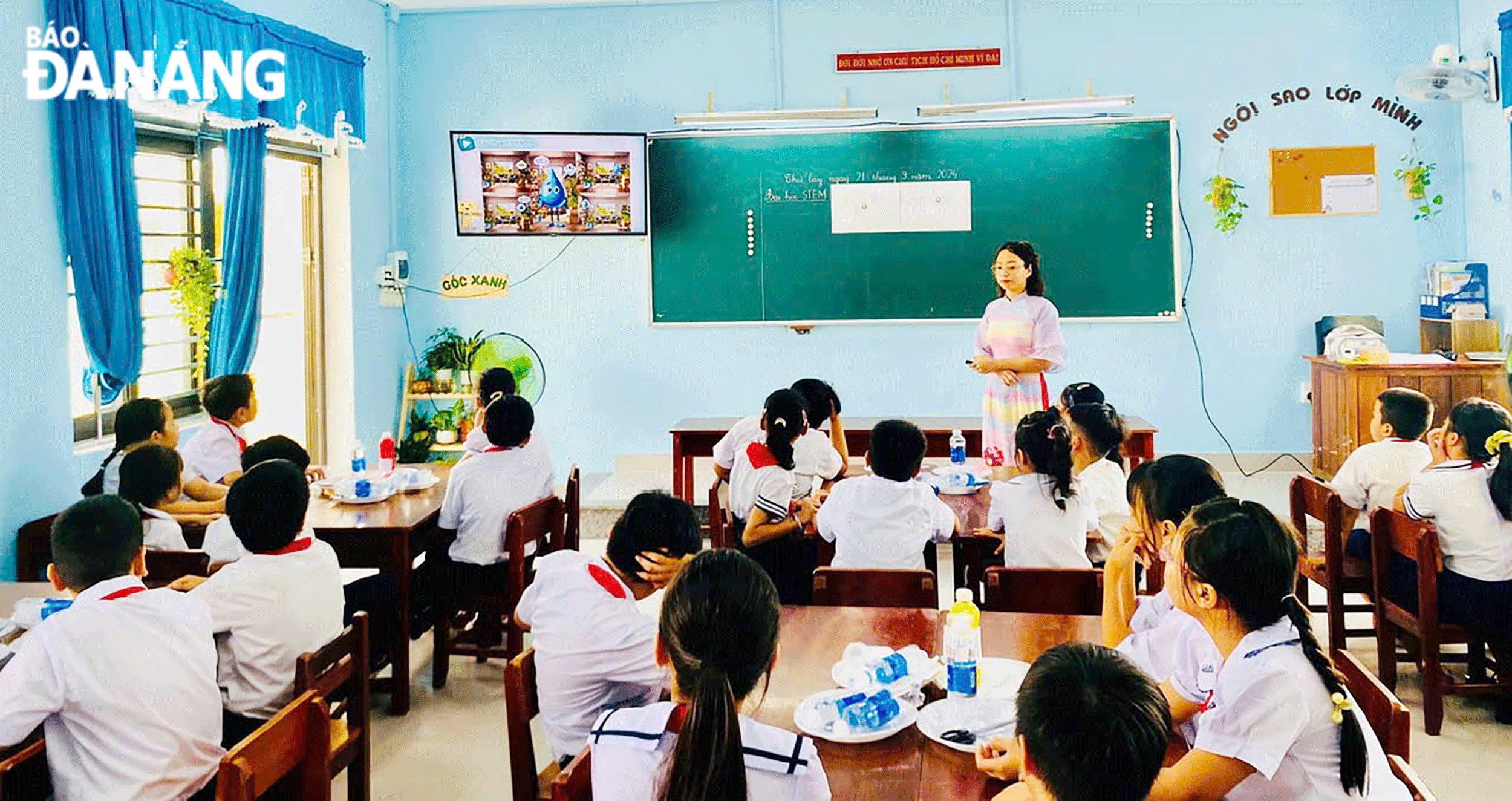 Giáo viên tuyên truyền đến các em học sinh về lợi ích khi tham gia bảo hiểm y tế. Ảnh: N.QUANG