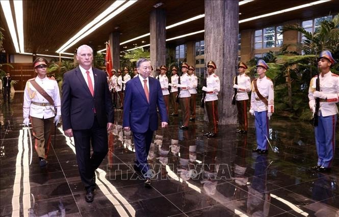 Tổng Bí thư, Chủ tịch nước Tô Lâm và Bí thư thứ nhất Đảng Cộng sản Cuba, Chủ tịch Cuba Miguel Diaz Canel Bermudez duyệt Đội danh dự. Ảnh: Lâm Khánh/TTXVN