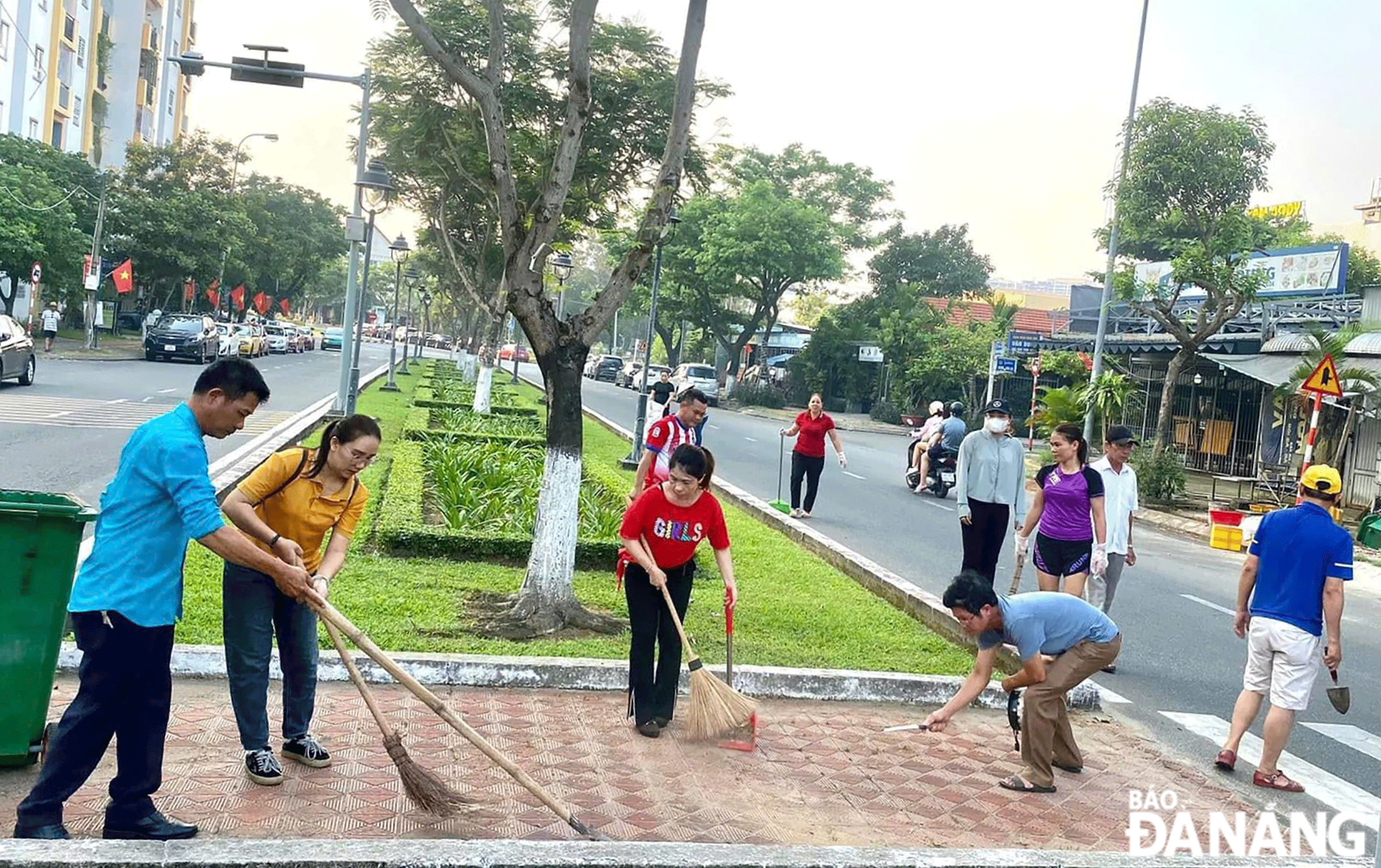 Nhiều mô hình “Dân vận khéo” về bảo vệ môi trường được triển khai trên địa bàn quận Sơn Trà. TRONG ẢNH:Người dân phường Mân Thái ra quân triển khai mô hình “Mỗi tuần một tuyến đường”. Ảnh: V.H