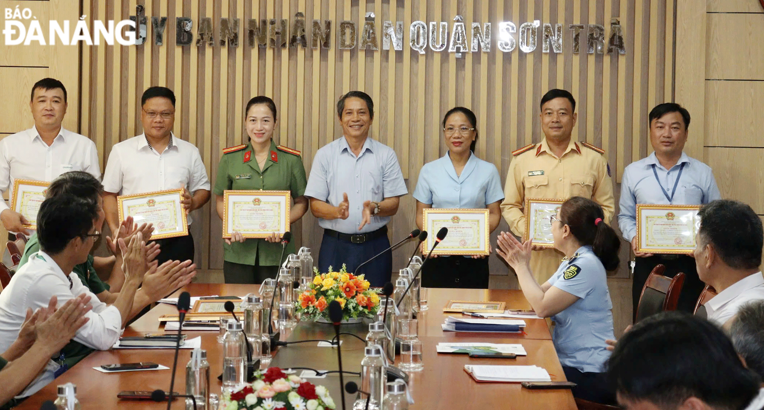 UBND quận Sơn Trà khen thưởng các tập thể và cá nhân có thành tích trong phục vụ tổ chức Lễ hội pháo hoa quốc tế 2024. Ảnh: PV	