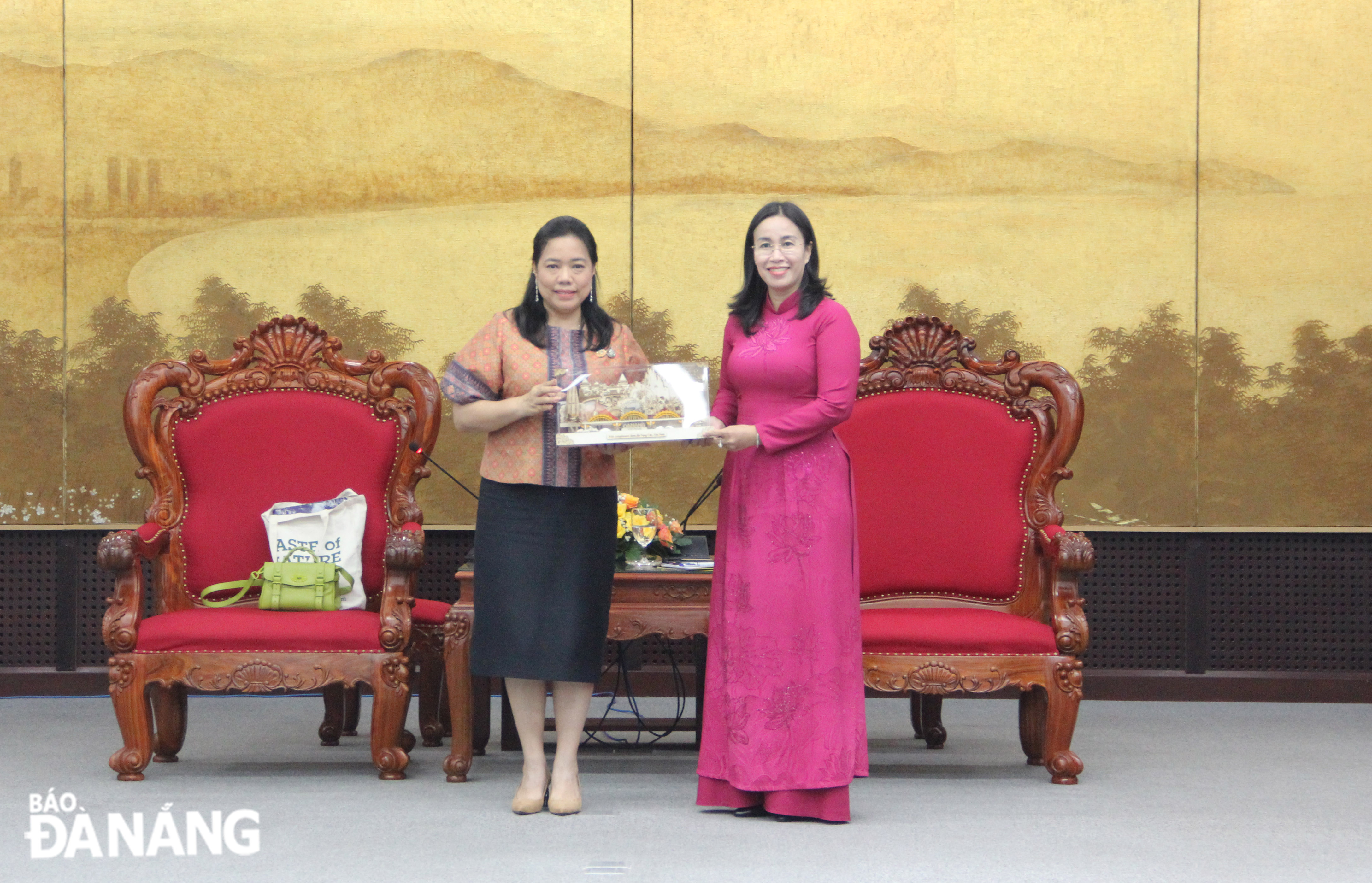 Vice Chairwoman of the Da Nang People's Committee Nguyen Thi Anh Thi (right) presenting a souvenir to Thai Consul General in Ho Chi Minh City Wiraka Moodhitaporn. Photo: XUAN HAU