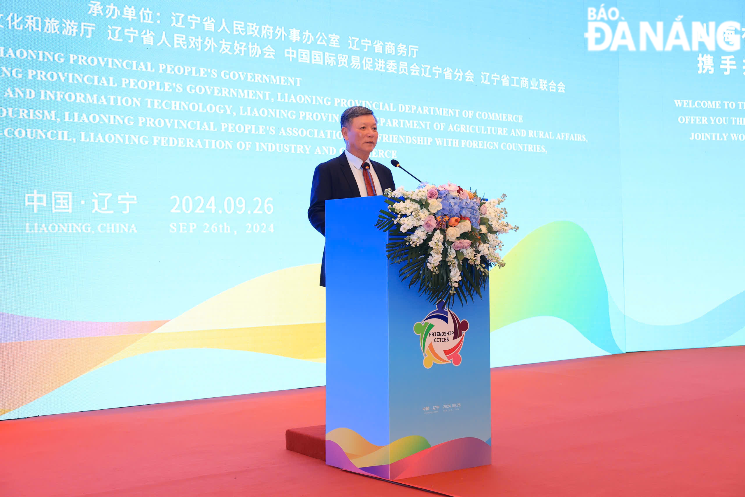 Chairman of the Viet Nam Fatherland Front Committee of Da Nang Le Van Trung delivering his speech at the opening ceremony of the International Friendship Cities Conference for Cooperation and Development in Liaoning Province (China).