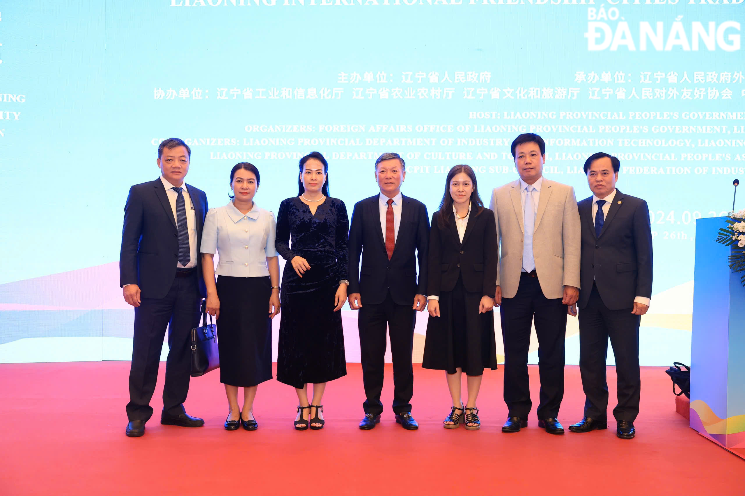 The Da Nang delegation taking souvenir photos at the conference.