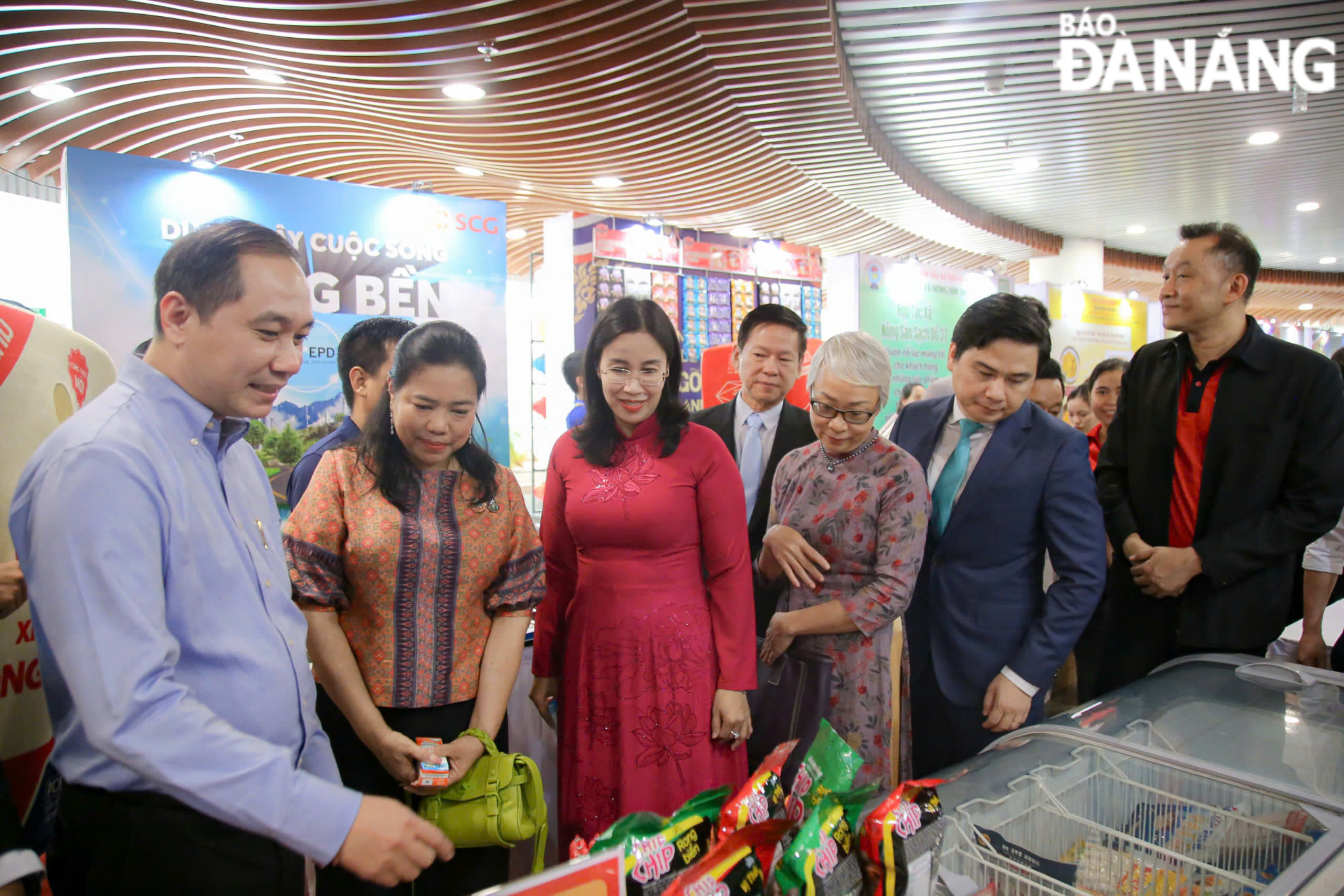 Delegates visit booths displaying Vietnamese and Thai goods.