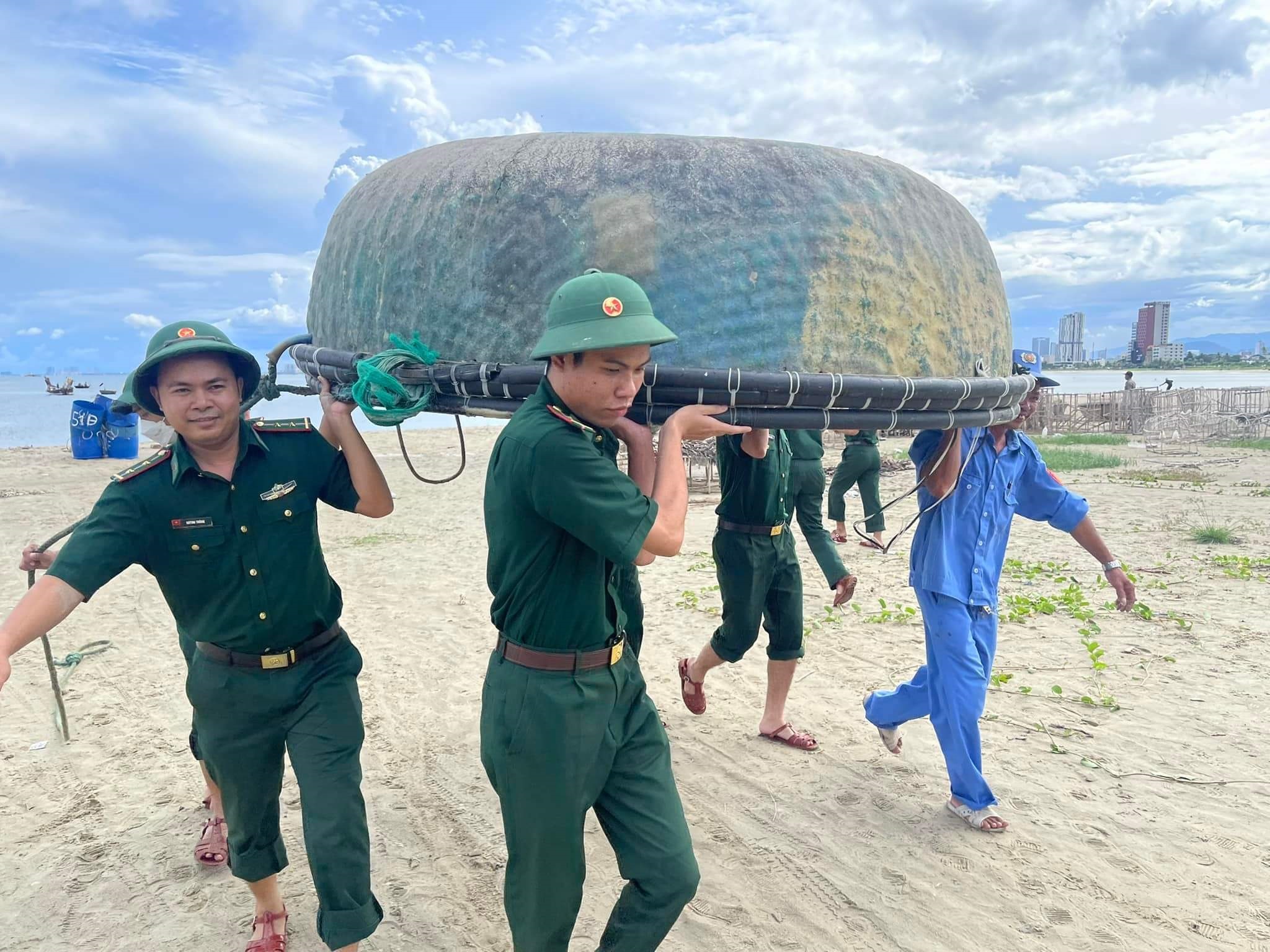 Lực lượng Bộ đội Biên phòng, Đồn Biên phòng Sơn Trà hướng dẫn, giúp ngư dân cất giữ tài sản mùa biển động. Ảnh: K.H