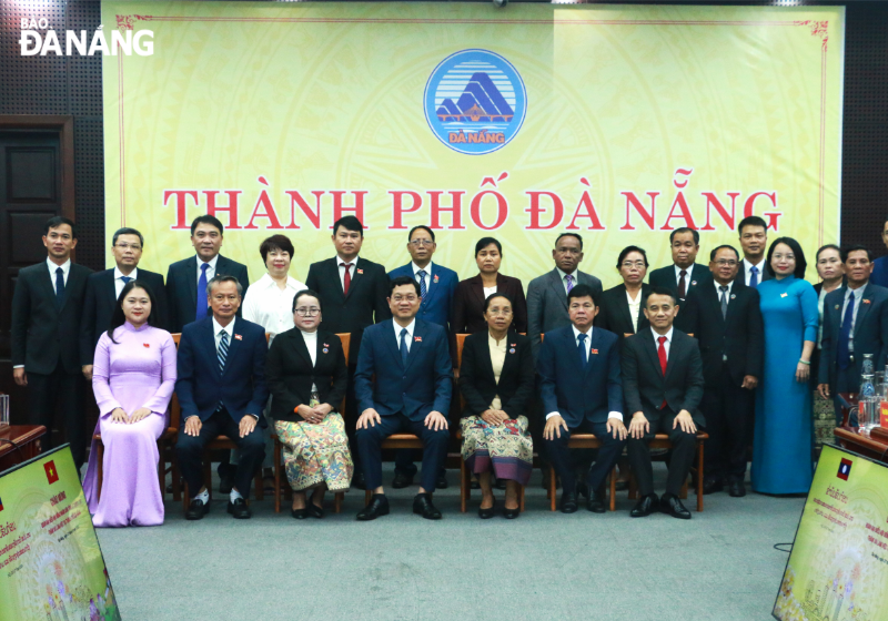 Leaders of the two localities posing for a souvenir photo. Photo: T.P