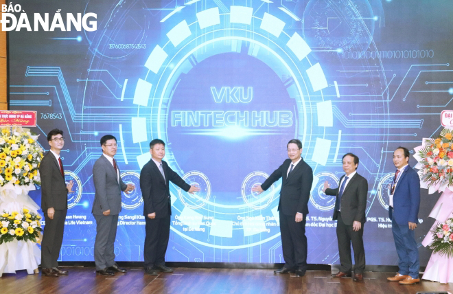 Chairman of the Da Nang People's Council Ngo Xuan Thang (third, right) and delegates making a symbolic gesture to open VKU Fintech Hub. Photo: NGOC HA