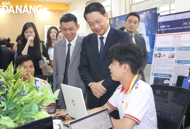 Chairman of the municipal People's Council Ngo Xuan Thang (second, right) visiting the innovation space at VKU. Photo: NGOC HA