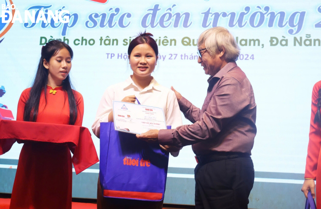 Mr. Pham Phu Tam, Head of the Quang Nam - Da Nang “Giving strength to school” Club, giving scholarships to freshmen in difficult circumstances. Photo: NGOC HA