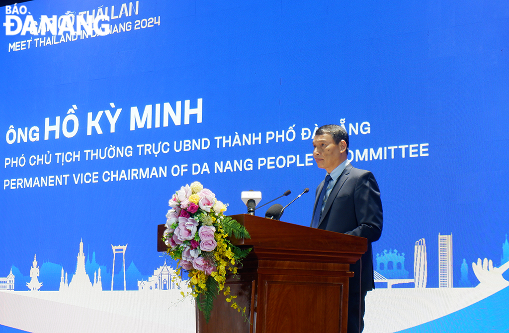 Standing Vice Chairman of the Da Nang People's Committee Ho Ky Minh informing delegates about a number of special mechanisms and policies for Da Nang's development at the conference. Photo: T.P