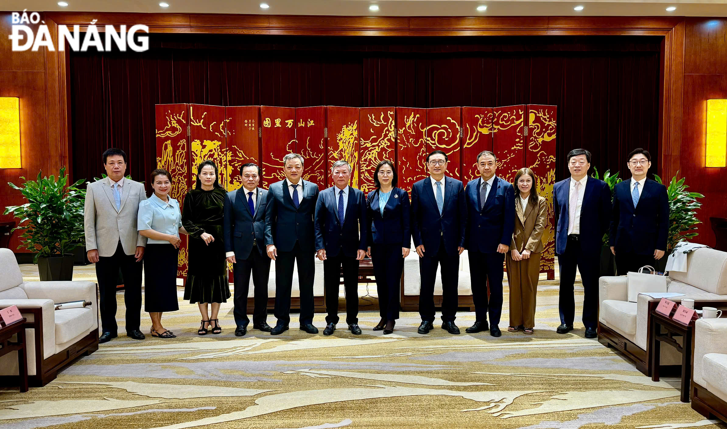 Representatives of Da Nang delegation and the Chinese People's Political Consultative Conference of Liaoning Province taking a souvenir photo. Photo: Working Delegation