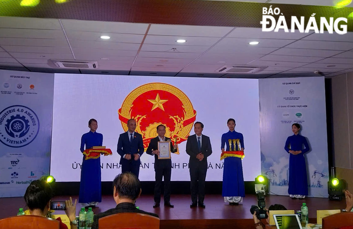 The People's Committee of Da Nang was honoured and awarded in the category of ‘Top typical organisations/localities actively implementing Industry 4.0 and digital transformation”. Photo courtesy of the Da Nang Department of Science and Technology.