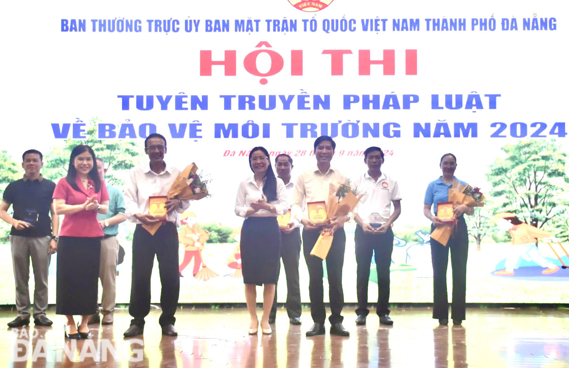 Phó Chủ tịch Thường trực Ủy ban MTTQ Việt Nam thành phố Tăng Hoàng Hôn Thắm (thứ 3, trái sang) trao giải nhất cho đơn vị huyện Hòa Vang. Ảnh: N.QUANG