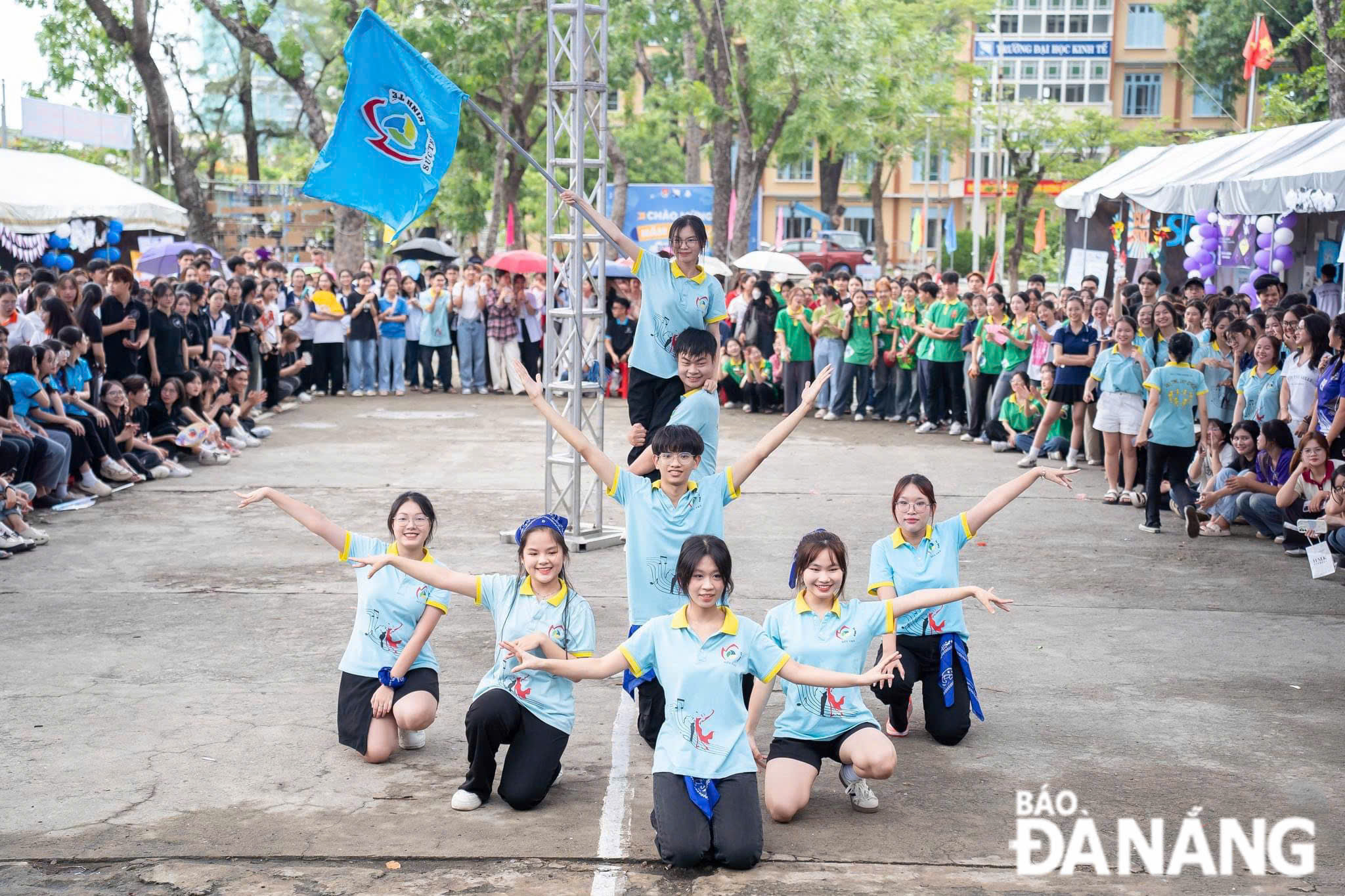 Chương trình chào đón tân sinh viên khóa 50 với chủ đề “Giao lộ ánh sáng” do Trường Đại học Kinh tế (Đại học Đà Nẵng) tổ chức thu hút đông đảo sinh viên tham gia. 