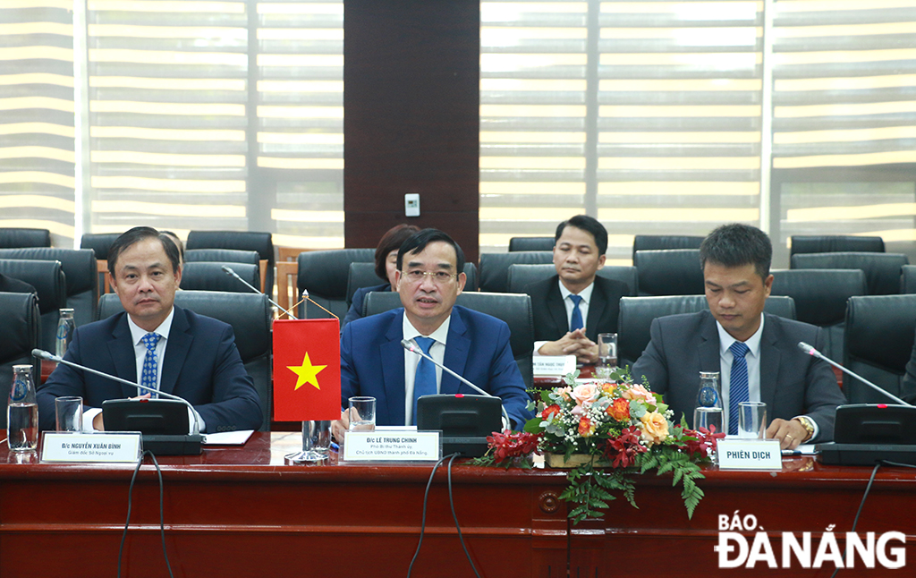 Chairman of the Da Nang People's Committee Le Trung Chinh (middle) speaking at the working session with Lao guests. Photo: T.P