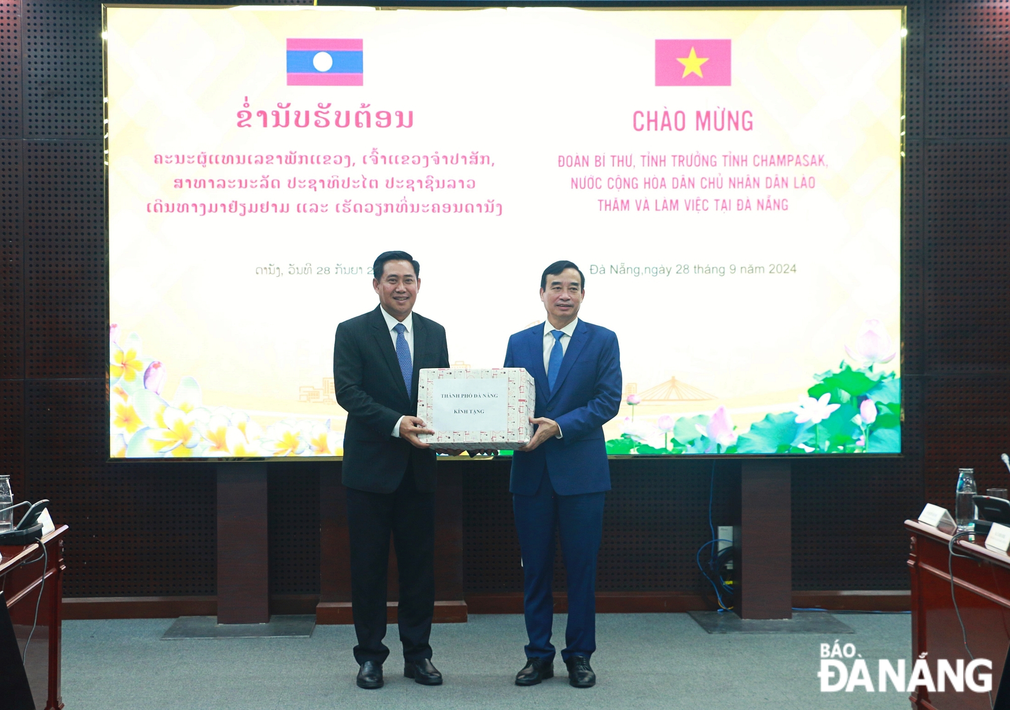 Chairman of the Da Nang People's Committee Le Trung Chinh (right) presenting a gift to Secretary and Governor of Champasak Province Alounxai Sounnalath. Photo: T.P