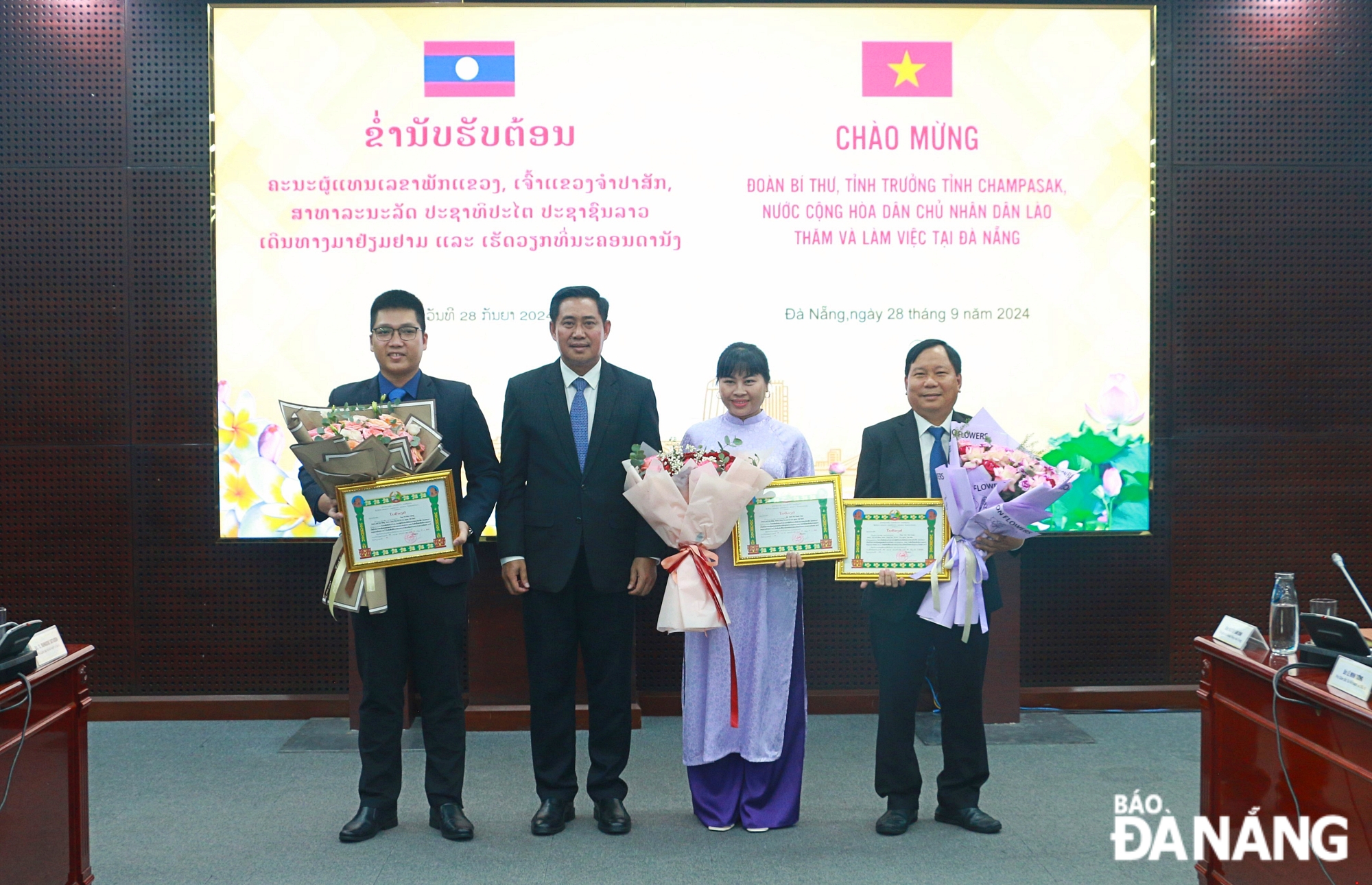 Champasak Province awarded Certificates of Merit to three individuals from Da Nang in recognition of their active involvement in contributing to strengthening the friendly and cooperative relationship between Champasak Province and Da Nang. Photo: T.P