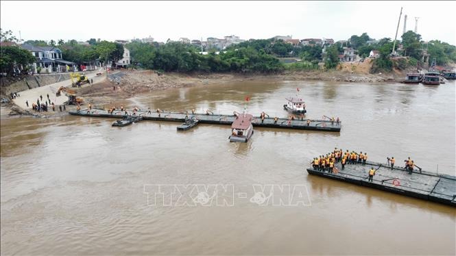 Công đoạn cuối cùng trước khi hợp long cầu phao Phong Châu lúc 10h36 ngày 29-9-2024. Ảnh: Hoàng Hiếu/TTXVN