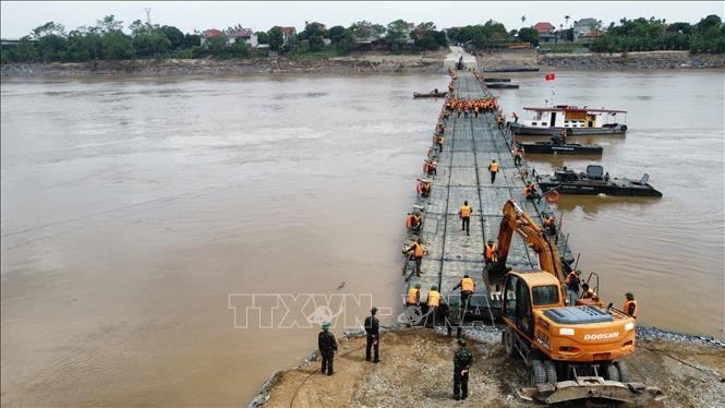 Cầu phao Phong Châu chính thức hợp long lúc 10h36 ngày 29-9-2024. Ảnh: Hoàng Hiếu/TTXVN