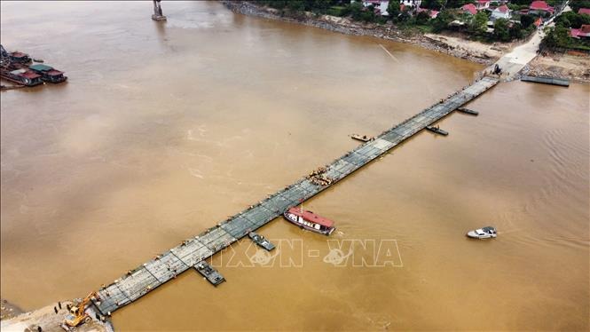 Cầu phao Phong Châu chính thức hợp long lúc 10h36 ngày 29-9-2024. Ảnh: Hoàng Hiếu/TTXVN