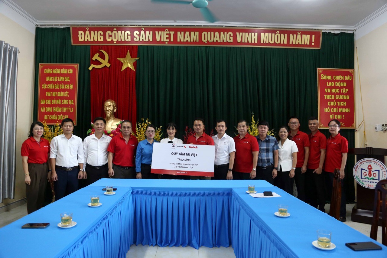 Giám đốc Chi nhánh Vietlott, chi nhánh Khánh Hòa, ông Nguyễn Duy Hiền, thành viên Quỹ Tâm Tài Việt (thứ 8, bên phải) trao tượng trưng thiết bị, dụng cụ học tập cho Trường THPT Ỷ La.