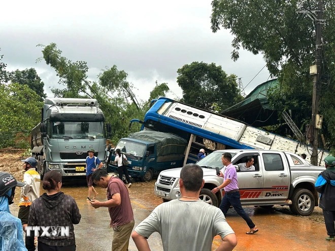 Mưa lũ đã sạt lở cả quả đồi, tràn xuống Quốc lộ 2 tuyến đường Hà Giang-Tuyên Quang và các tỉnh (đoạn qua xã Việt Vinh, huyện Bắc Quang) gây thiệt hại nặng nề về tài sản của nhân dân. (Ảnh: TTXVN phát)