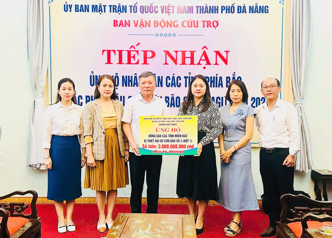 Lãnh đạo quận Hải Châu trao bảng tượng trưng 3 tỷ đồng ủng hộ nhân dân các tỉnh miền Bắc.	