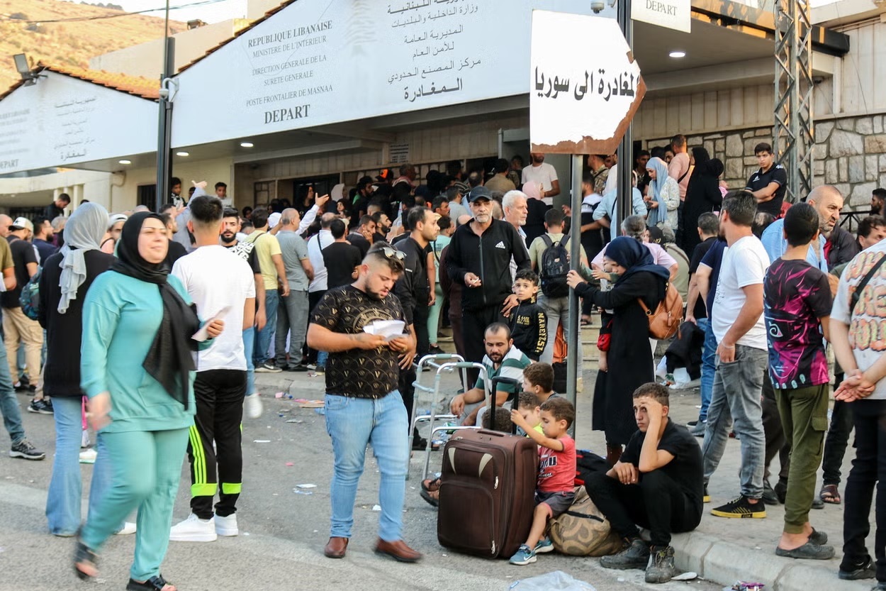 Người dân tìm cách rời khỏi các địa điểm hứng chịu cuộc không kích của Israel ở Lebanon. Ảnh: AFP