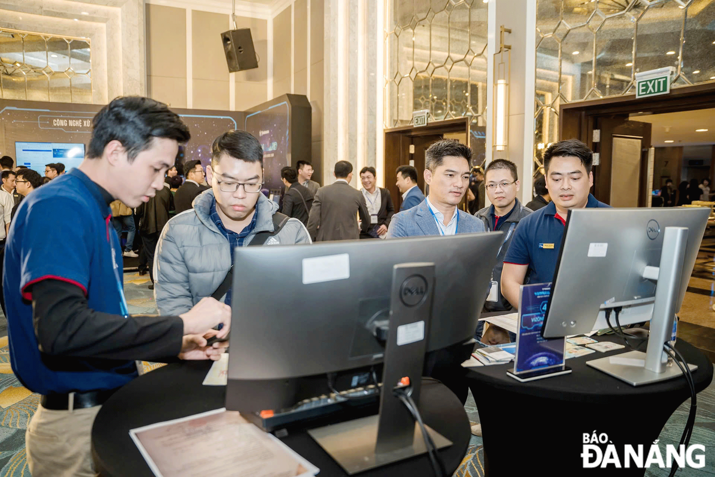 Da Nang programmers observe and learn about VinBigData products at a tech event held in Ho Chi Minh City at the end of 2023. Photo: M.Q