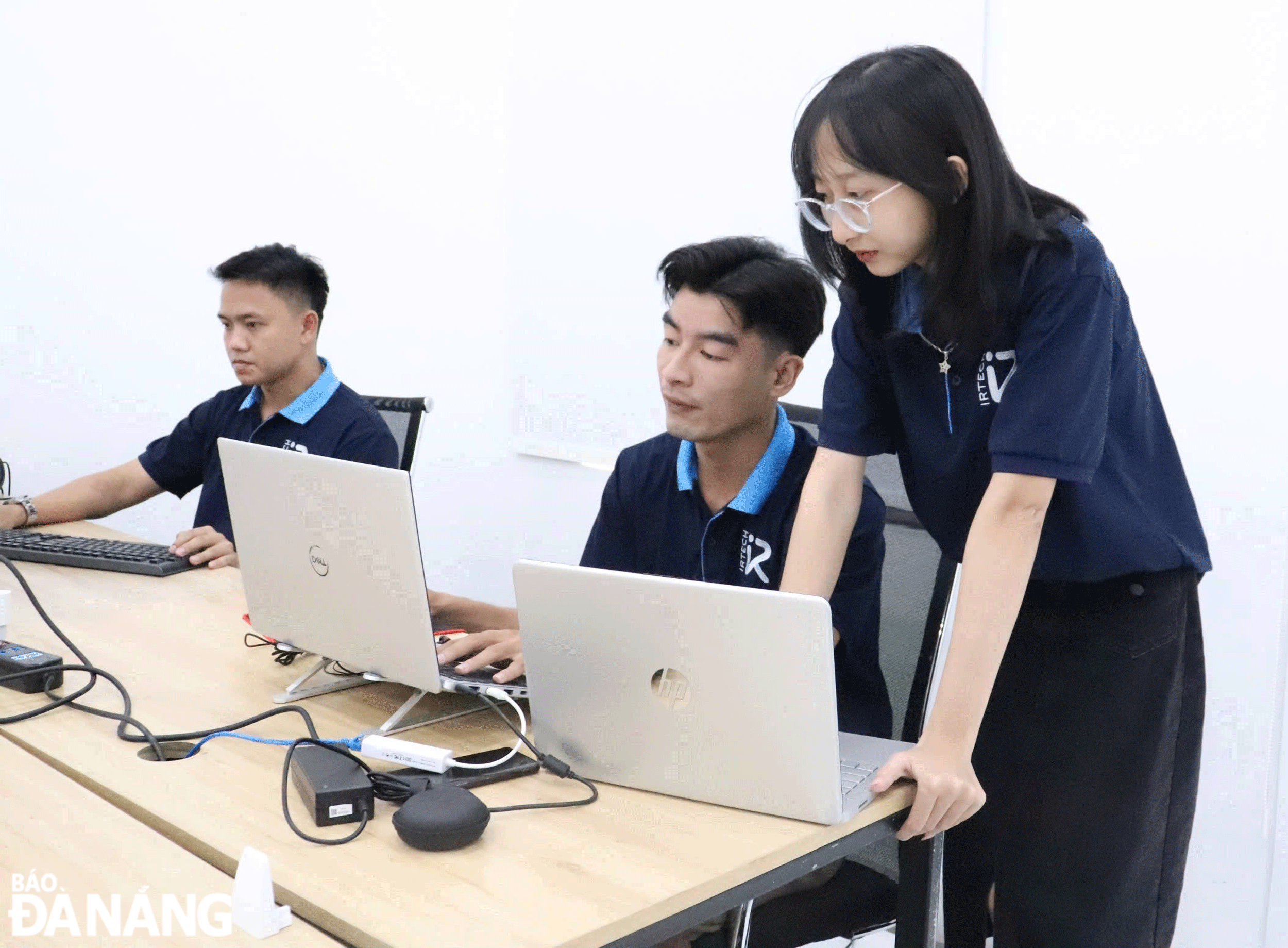  Employees working at Irtech Technology Joint Stock Company in Hoa Minh Ward, Lien Chieu District, Da Nang. Photo: C.T