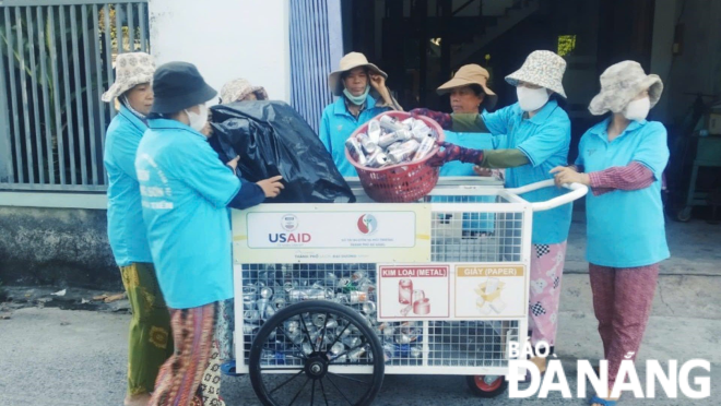  Members of the Women's Union of Hoa Vang District collecting plastic waste in residential areas.