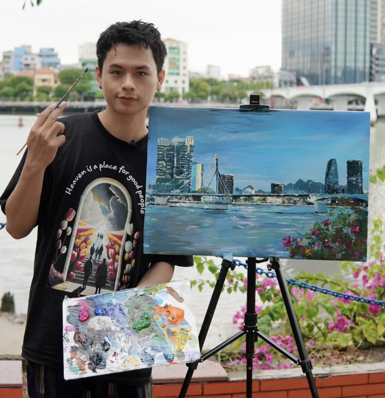 The painting of the Han River Bridge was drawn by 9x artist Viet My in September 2023. Photo courtesy of Viet My