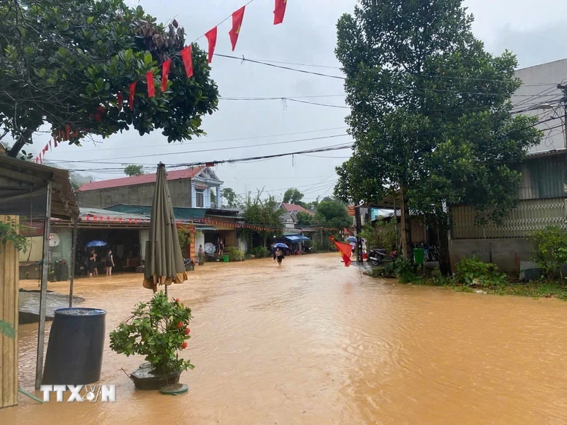 Mưa lớn kéo dài, sạt lở đất và lũ lụt nghiêm trọng tại Yên Bái