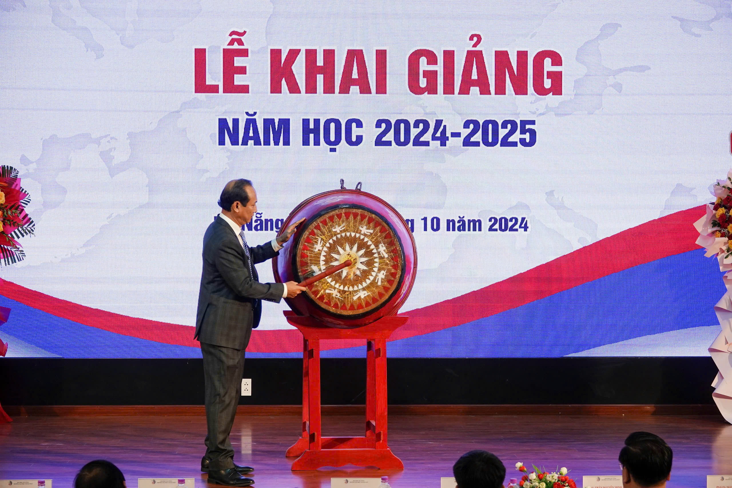 Trường Đại học Ngoại ngữ khai giảng năm học mới