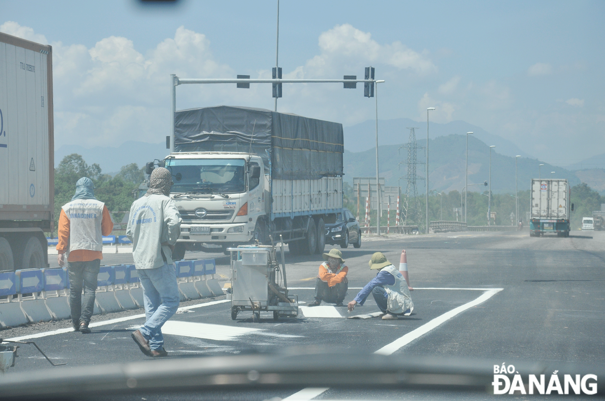 Gấp rút sửa chữa hư hỏng mặt đường cao tốc Đà Nẵng - Quảng Ngãi