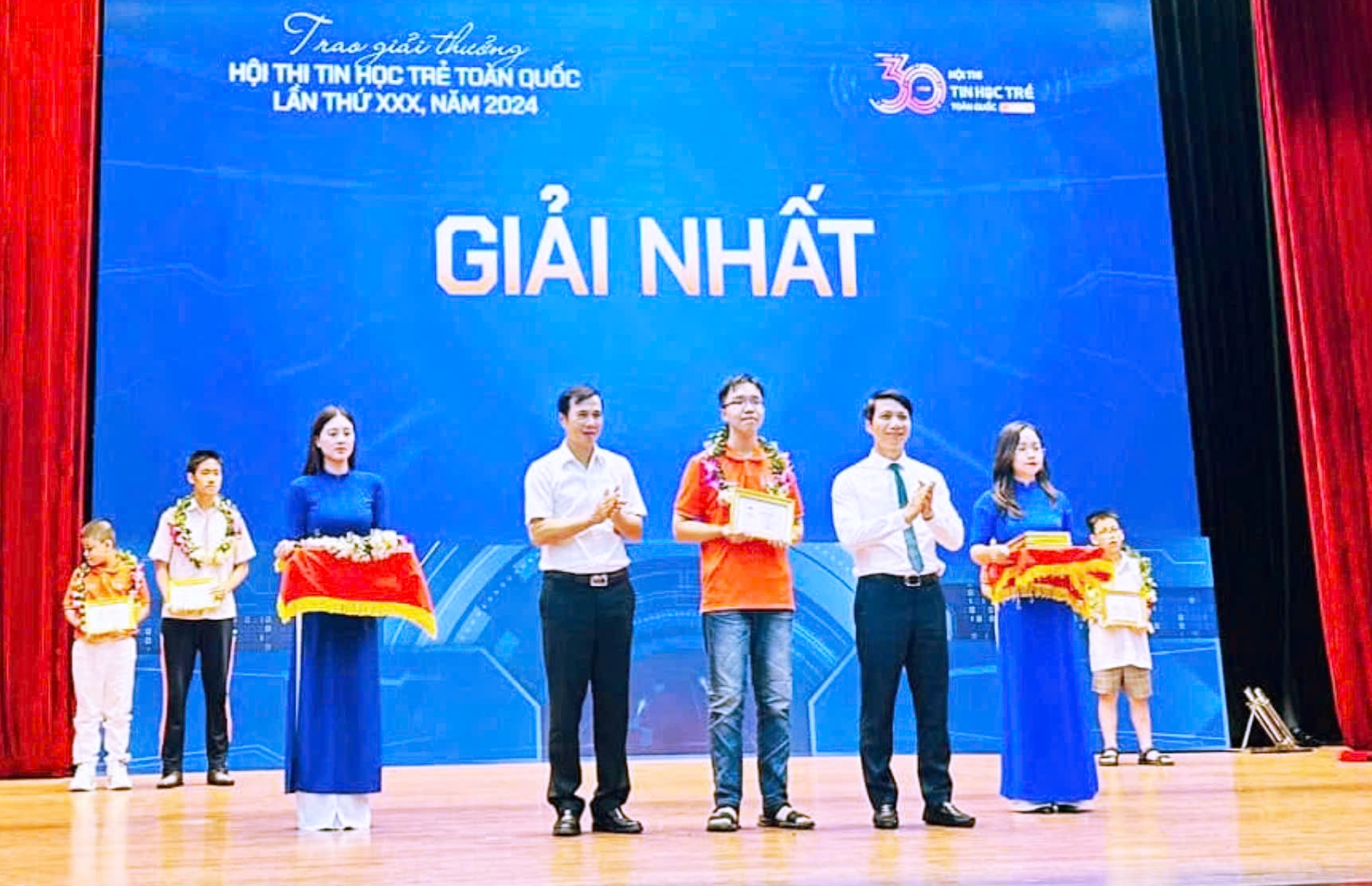 Thúc đẩy phong trào tin học thành phố phát triển