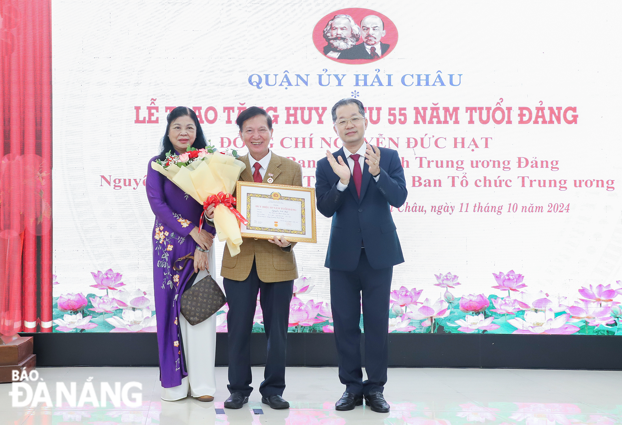 Trao Huy hiệu 55 năm tuổi Đảng cho đồng chí Nguyễn Đức Hạt