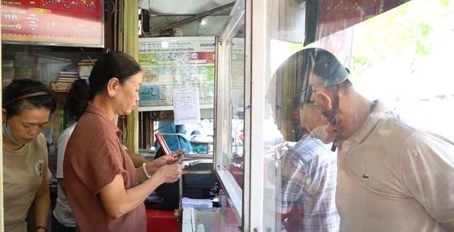 Bà chủ quầy vé số U70 ở chợ Đông Ba: 'Mong muốn bán được vé trúng Jackpot'