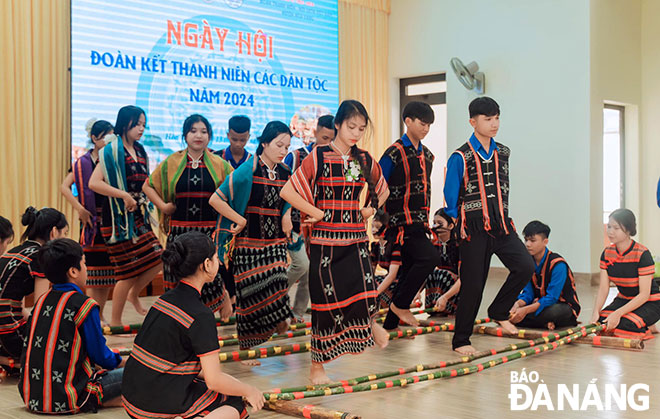 Đa dạng hoạt động văn hóa, thể thao cho thanh niên Cơ tu