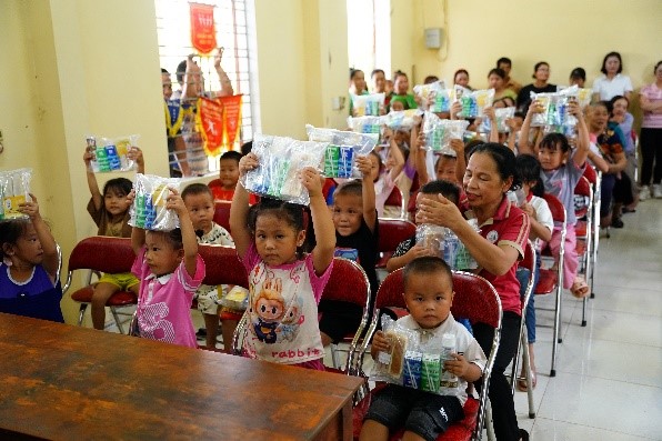 Vinamilk hỗ trợ hơn 6 tỷ đồng cho học sinh, sinh viên vùng bão lũ thông qua Trung ương Đoàn