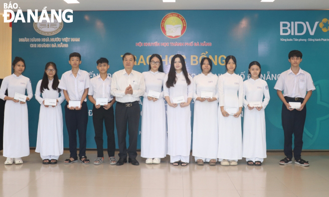 Trao học bổng ngành ngân hàng cho học sinh hiếu học,vượt khó