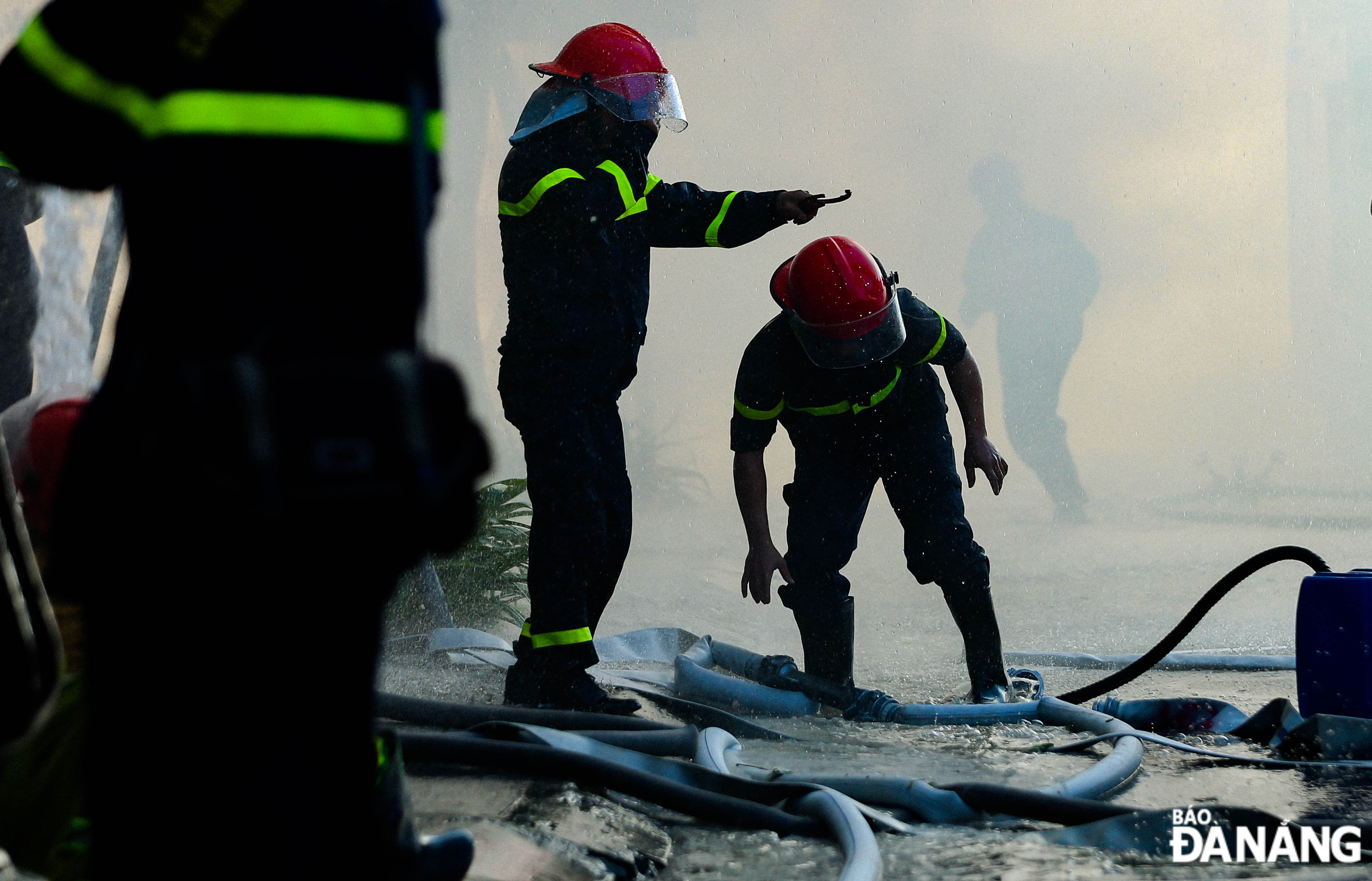 Water is continuously added to accelerate the process of firefighting work