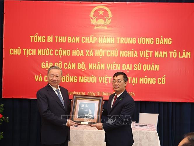 Tổng Bí thư, Chủ tịch nước Tô Lâm trao tặng bức tranh cho cán bộ, nhân viên Đại sứ quán.