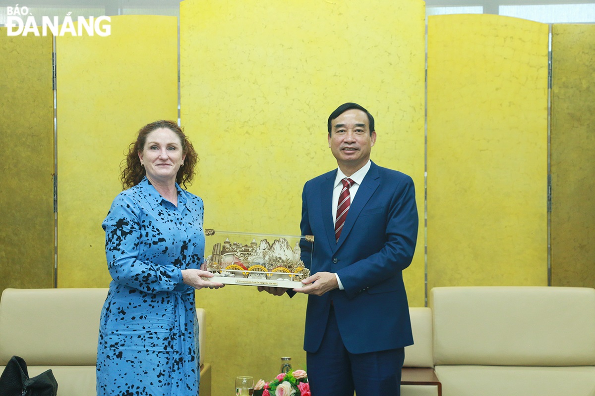 Chairman of the Da Nang People's Committee Le Trung Chinh (right) presenting a souvenir to New Zealand Ambassador to Viet Nam Caroline Beresford. Photo: T.P 