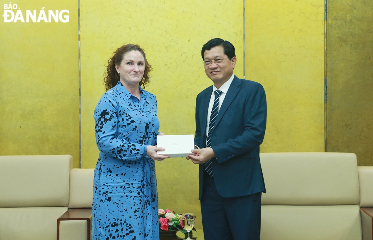 Chairman of the Da Nang People's Committee Le Trung Chinh (right) and New Zealand Ambassador to Viet Nam Caroline Beresford. Photo: T.P 