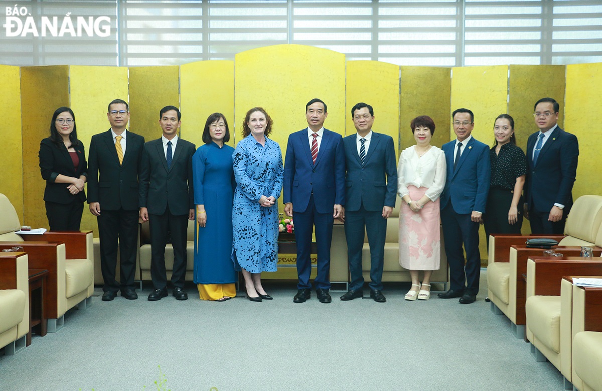 Leaders of Da Nang and New Zealand Ambassador to Viet Nam Caroline Beresford. Photo: T.P 