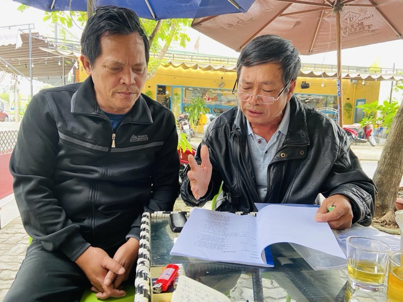 Fisherman Cao Van Minh (left) says that while machines may break down, folk wisdom never fades. Photo: T.Y.