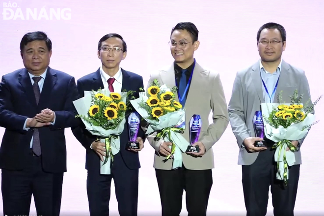 Director of the DSAC Le Hoang Phuc (second from right) received the trophy certifying ‘Top 15 solutions of Viet Nam Innovation Challenge 2024’. Photo: M.Q